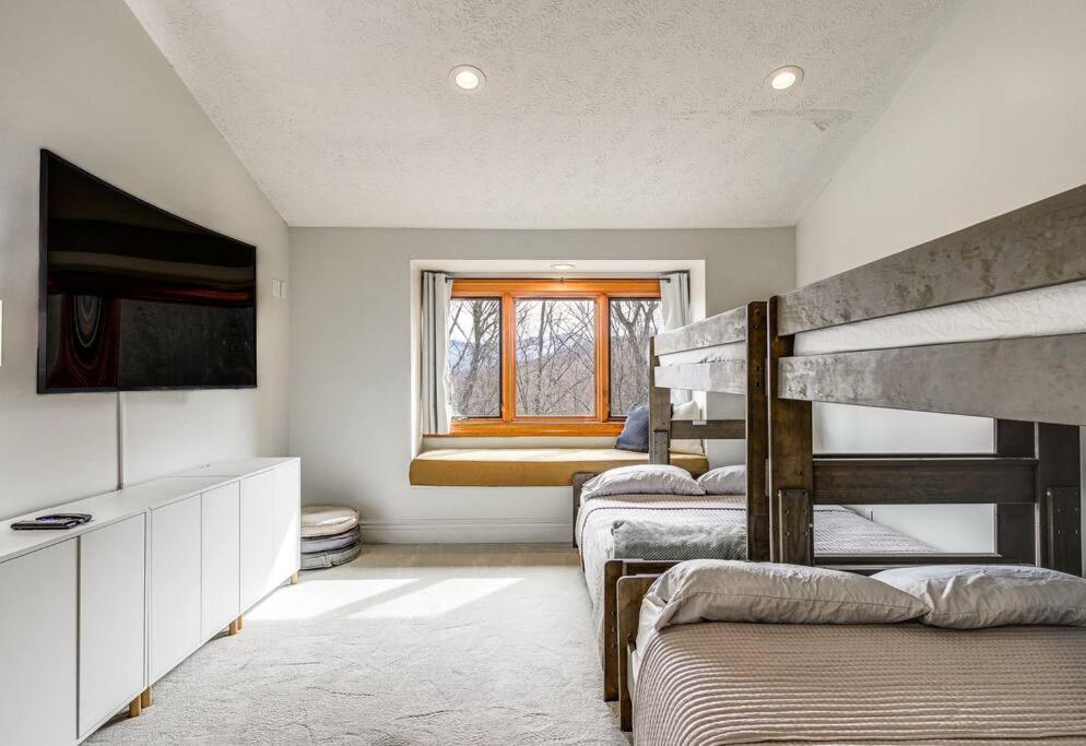 Lux Retro Getaway W/ Ober & Smoky Mtn Views! Villa Gatlinburg Dış mekan fotoğraf