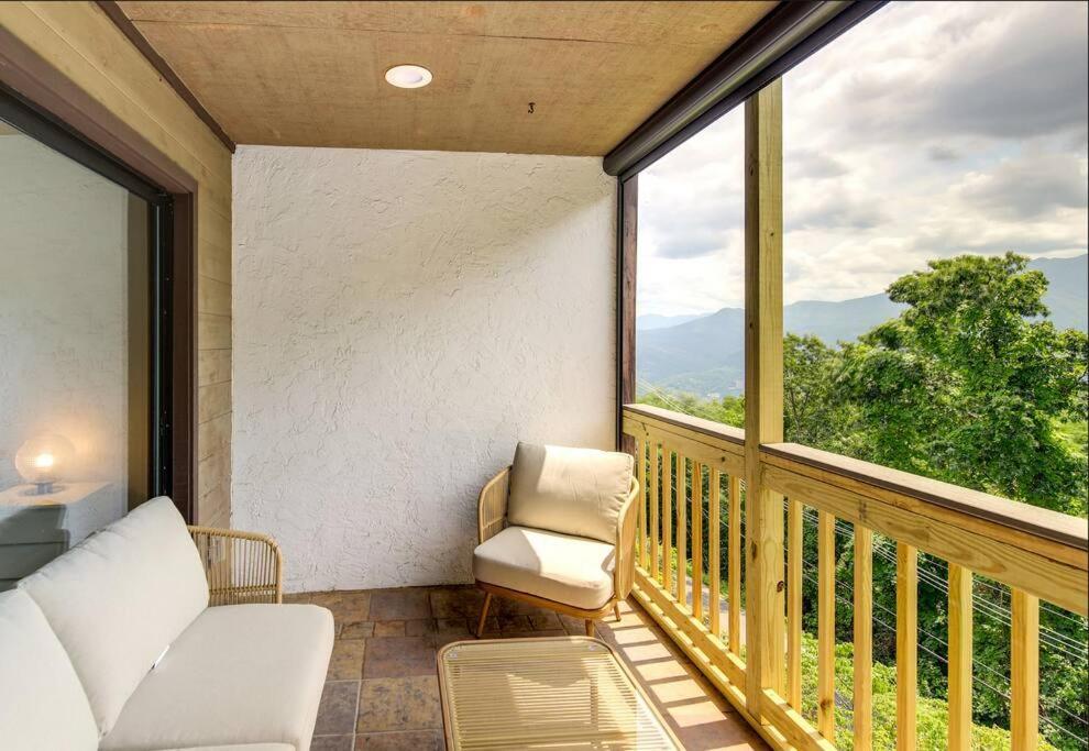 Lux Retro Getaway W/ Ober & Smoky Mtn Views! Villa Gatlinburg Dış mekan fotoğraf