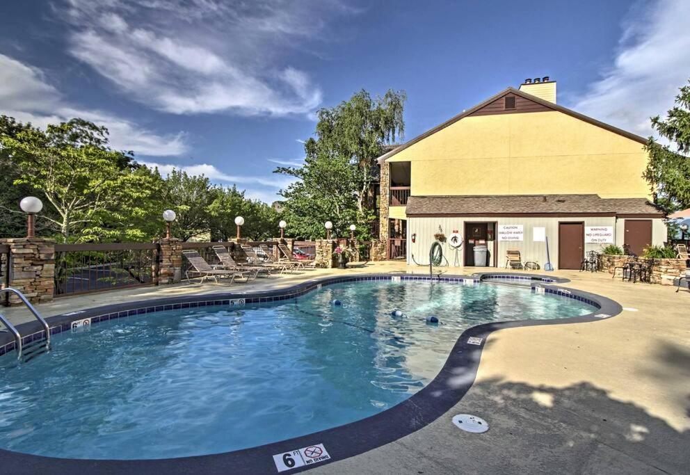 Lux Retro Getaway W/ Ober & Smoky Mtn Views! Villa Gatlinburg Dış mekan fotoğraf