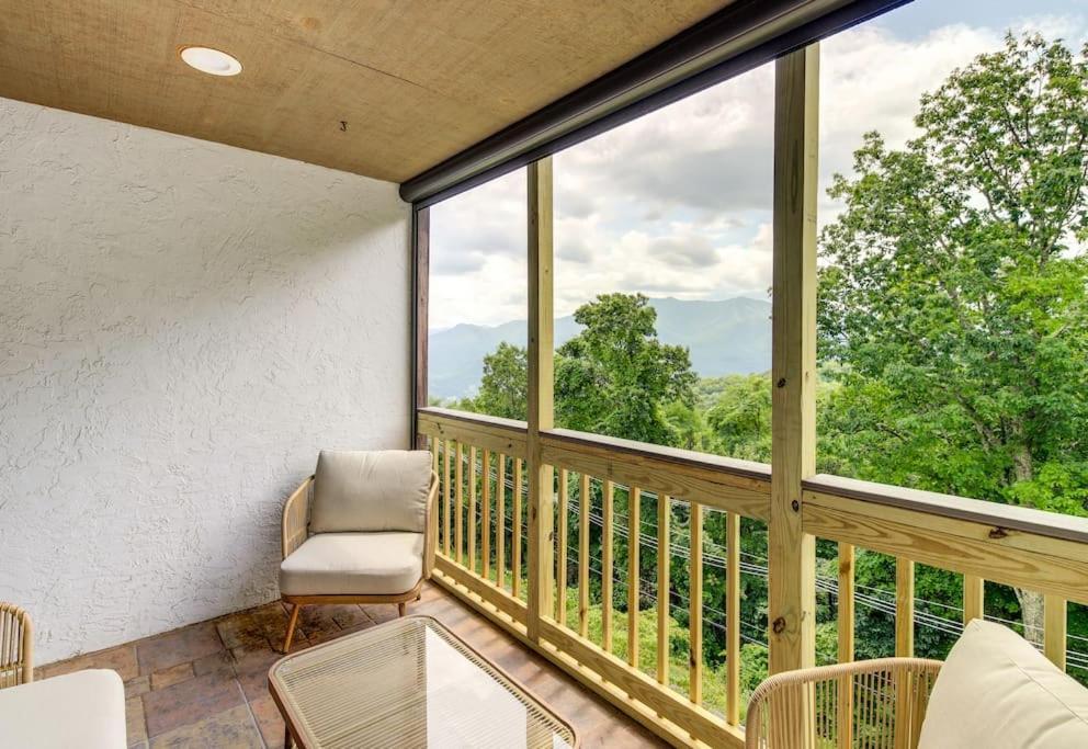 Lux Retro Getaway W/ Ober & Smoky Mtn Views! Villa Gatlinburg Dış mekan fotoğraf