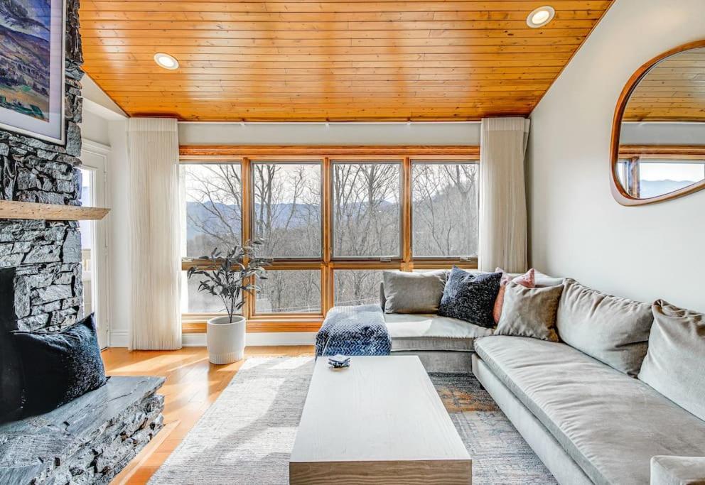 Lux Retro Getaway W/ Ober & Smoky Mtn Views! Villa Gatlinburg Dış mekan fotoğraf
