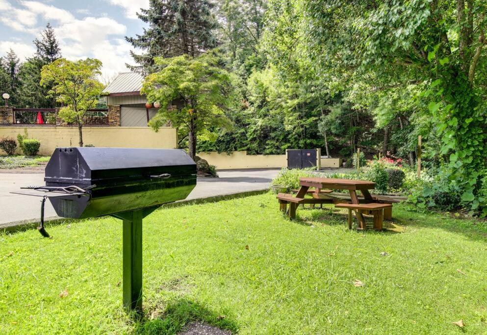 Lux Retro Getaway W/ Ober & Smoky Mtn Views! Villa Gatlinburg Dış mekan fotoğraf