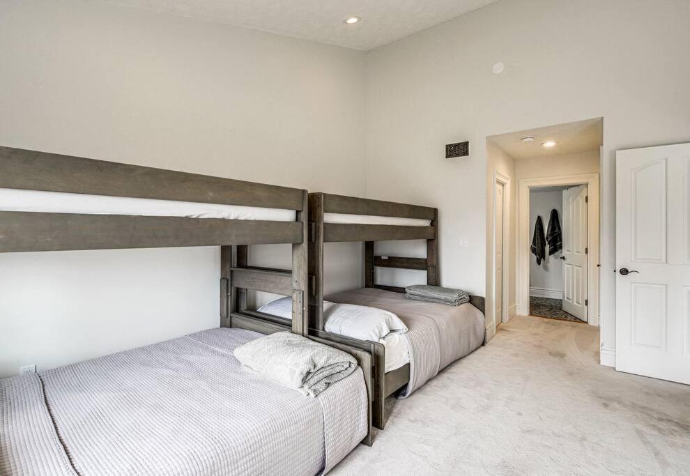 Lux Retro Getaway W/ Ober & Smoky Mtn Views! Villa Gatlinburg Dış mekan fotoğraf