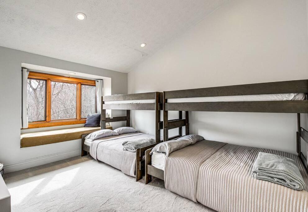 Lux Retro Getaway W/ Ober & Smoky Mtn Views! Villa Gatlinburg Dış mekan fotoğraf