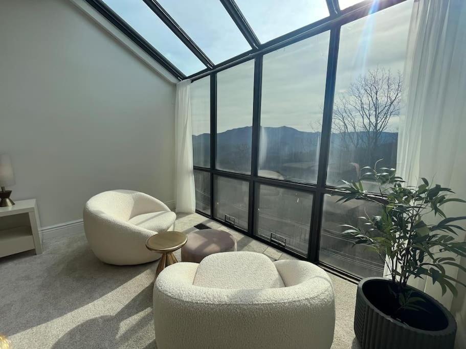Lux Retro Getaway W/ Ober & Smoky Mtn Views! Villa Gatlinburg Dış mekan fotoğraf