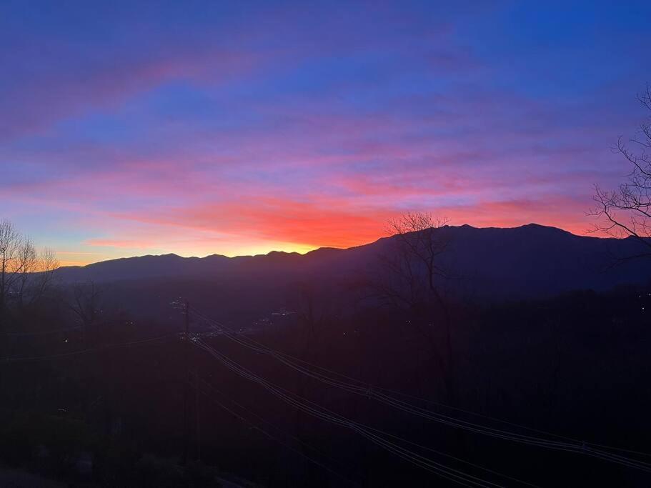 Lux Retro Getaway W/ Ober & Smoky Mtn Views! Villa Gatlinburg Dış mekan fotoğraf