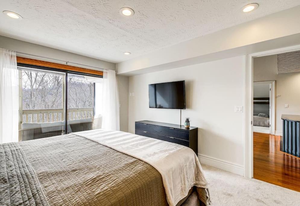 Lux Retro Getaway W/ Ober & Smoky Mtn Views! Villa Gatlinburg Dış mekan fotoğraf