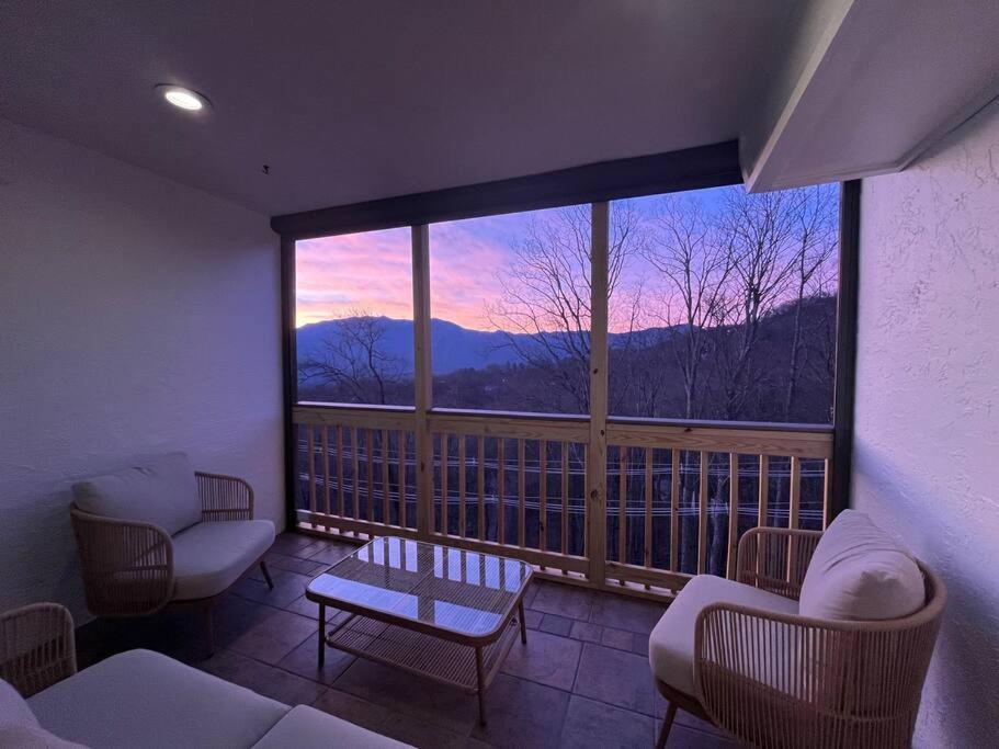 Lux Retro Getaway W/ Ober & Smoky Mtn Views! Villa Gatlinburg Dış mekan fotoğraf