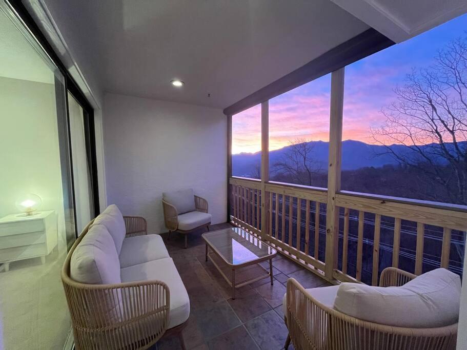 Lux Retro Getaway W/ Ober & Smoky Mtn Views! Villa Gatlinburg Dış mekan fotoğraf