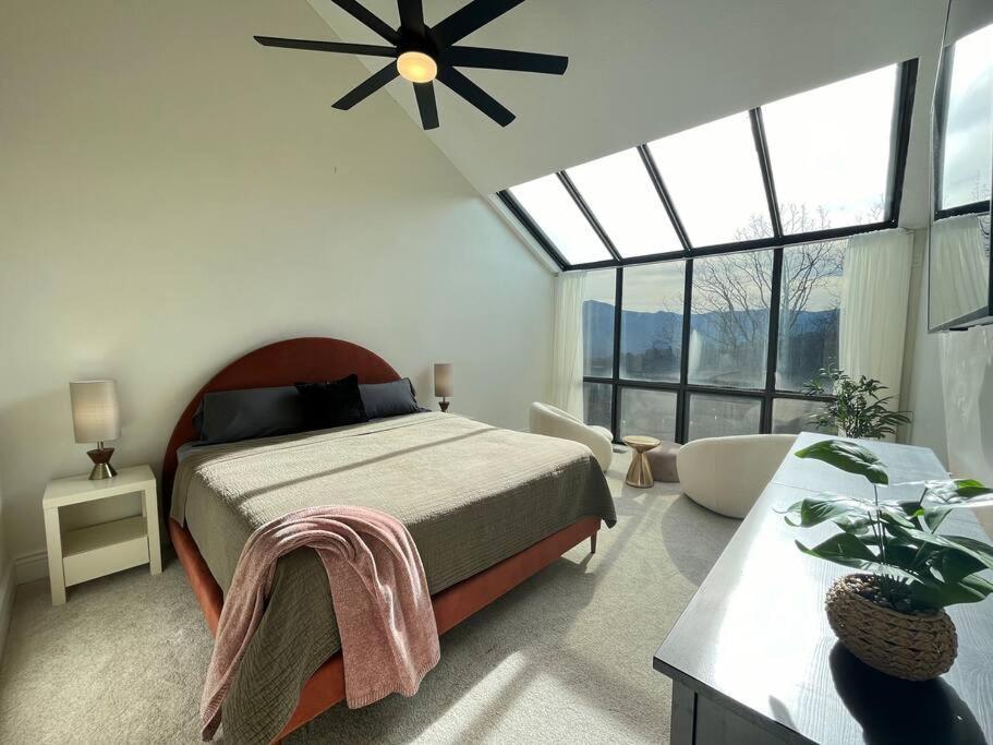 Lux Retro Getaway W/ Ober & Smoky Mtn Views! Villa Gatlinburg Dış mekan fotoğraf