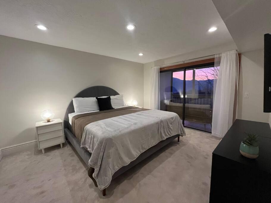 Lux Retro Getaway W/ Ober & Smoky Mtn Views! Villa Gatlinburg Dış mekan fotoğraf