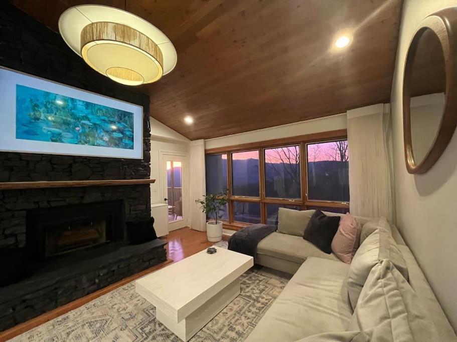 Lux Retro Getaway W/ Ober & Smoky Mtn Views! Villa Gatlinburg Dış mekan fotoğraf