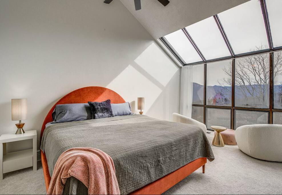 Lux Retro Getaway W/ Ober & Smoky Mtn Views! Villa Gatlinburg Dış mekan fotoğraf