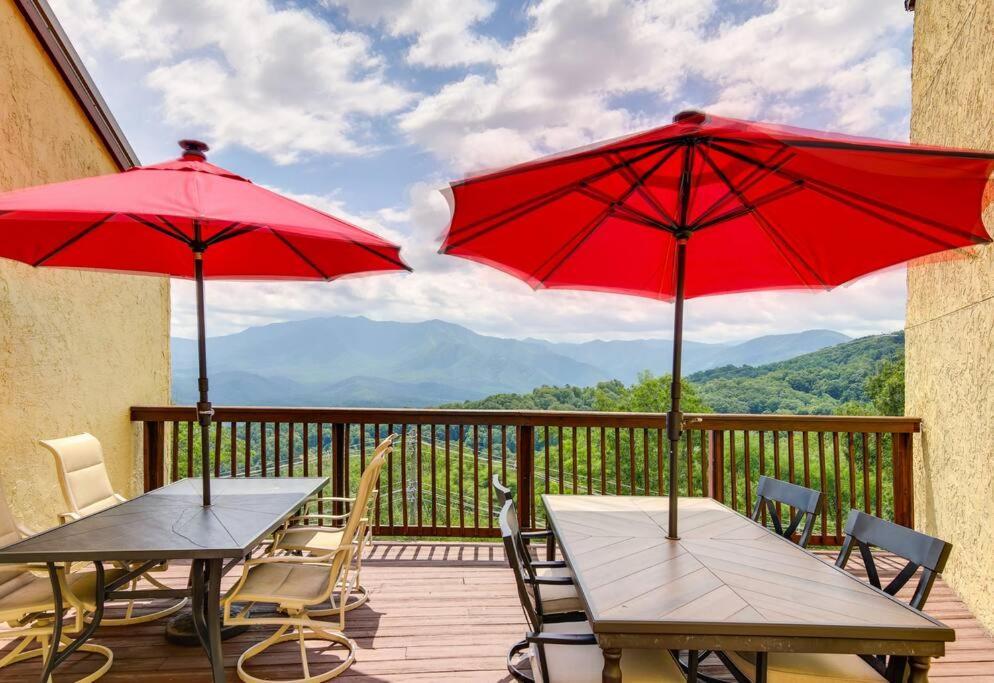 Lux Retro Getaway W/ Ober & Smoky Mtn Views! Villa Gatlinburg Dış mekan fotoğraf