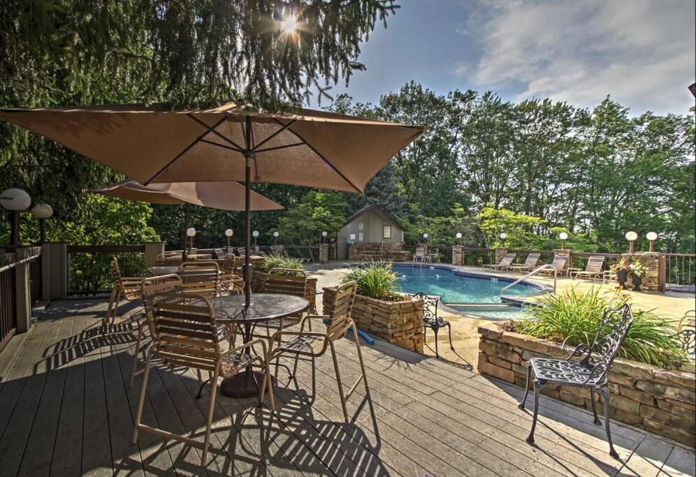 Lux Retro Getaway W/ Ober & Smoky Mtn Views! Villa Gatlinburg Dış mekan fotoğraf