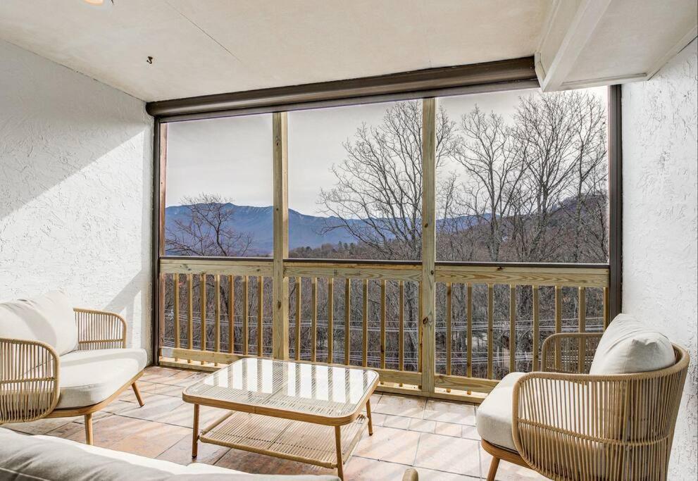 Lux Retro Getaway W/ Ober & Smoky Mtn Views! Villa Gatlinburg Dış mekan fotoğraf